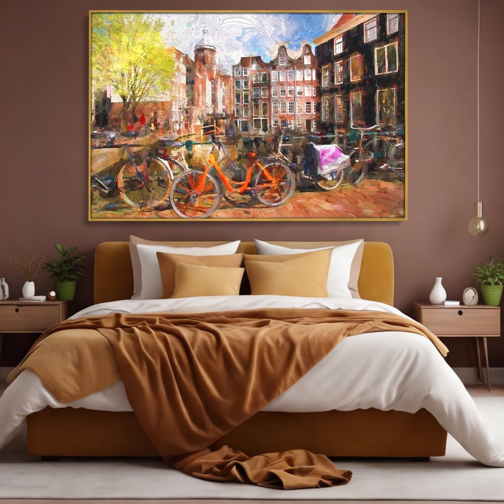 Tablou canvas cu pictura stradala cu bicicleta portocalie, in rama de aluminiu auriu, pe perete intr-un dormitor